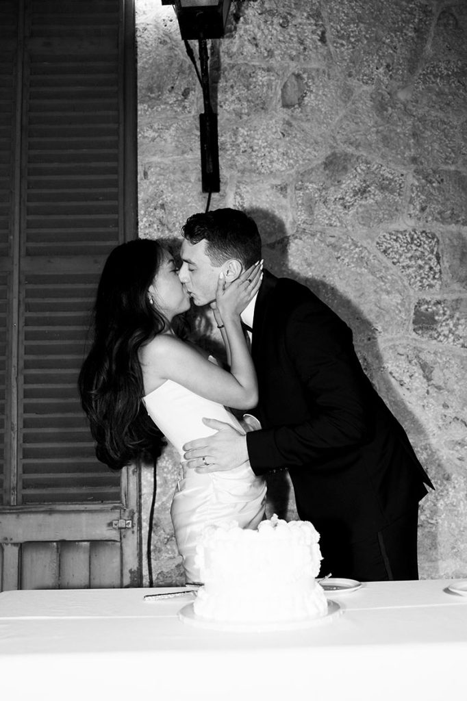 "alt"son togores boda en mallorca beso tarta"