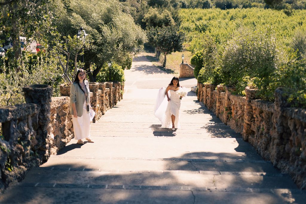 "alt"son togores boda en mallorca novia escaleras"