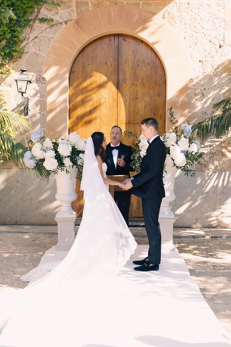 "alt"son togores boda en mallorca juntos altar"