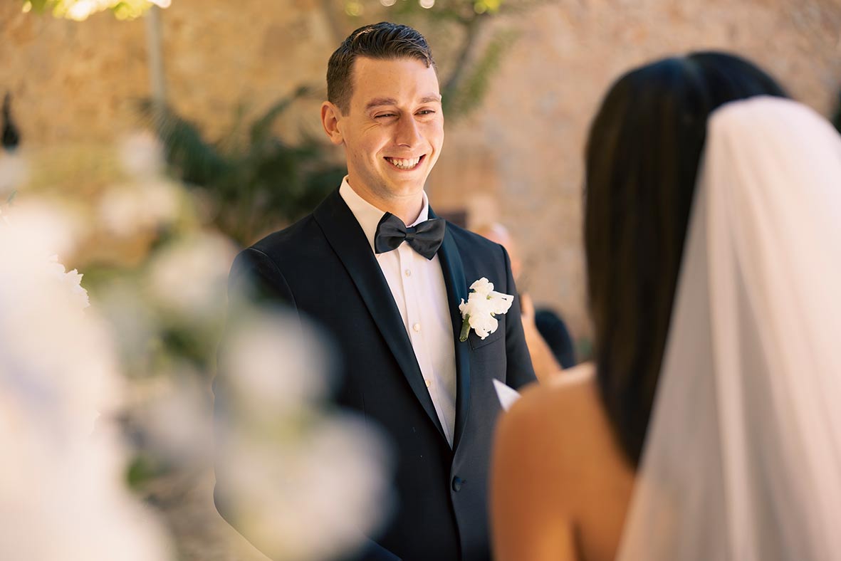 "alt"son togores boda en mallorca novio sonrisa altar"