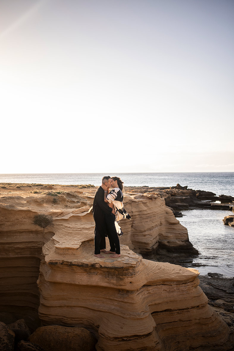 "alt"fotografo pedida de mano en mallorca beso roca lejos"