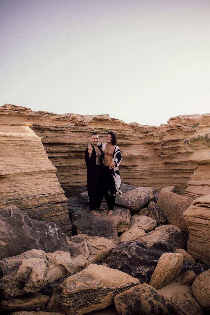 "alt"fotografo pedida de mano en mallorca dentro rocas"