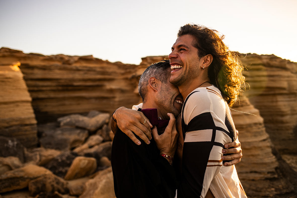 "alt"fotografo pedida de mano en mallorca abrazo amor"