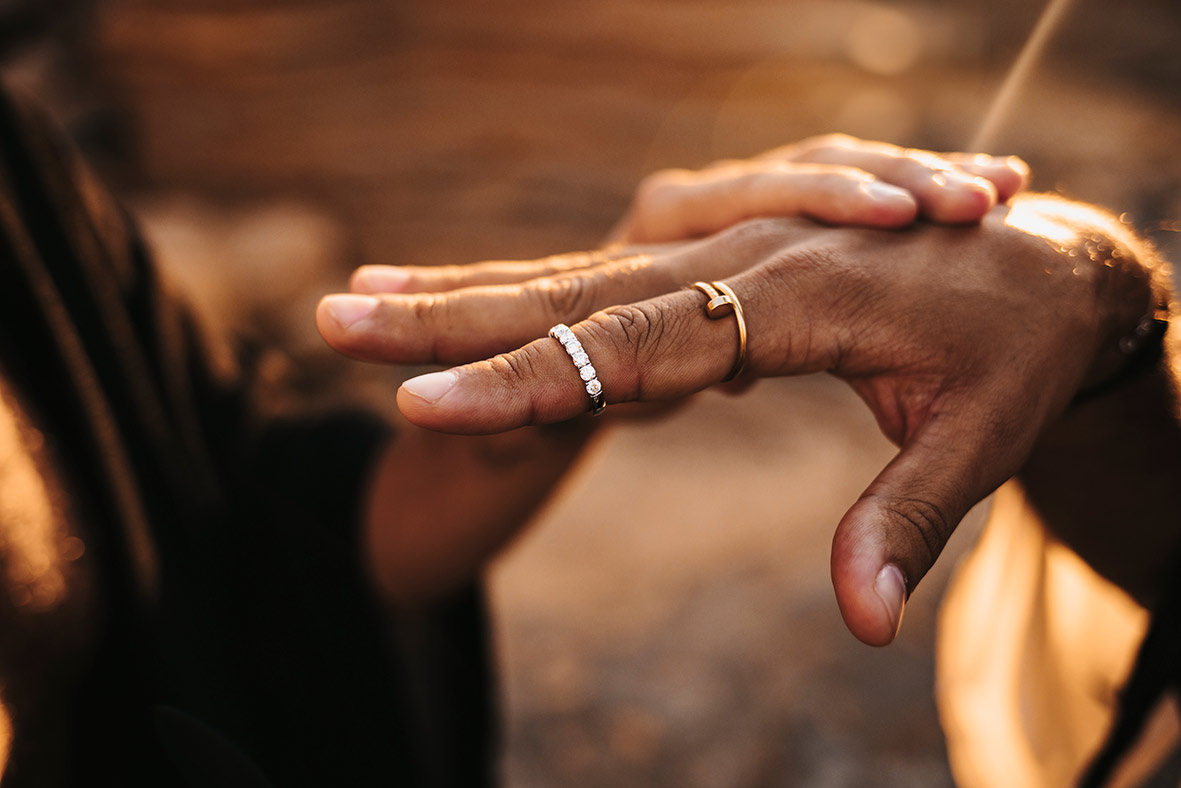 "alt"fotografo pedida de mano en mallorca anillo diamantes"