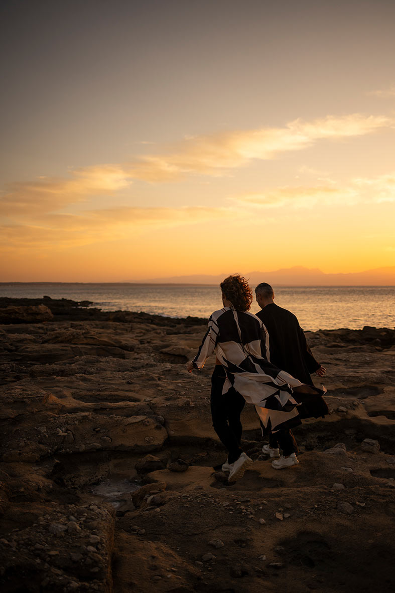 "alt"fotografo pedida de mano en mallorca hacia el sunset"