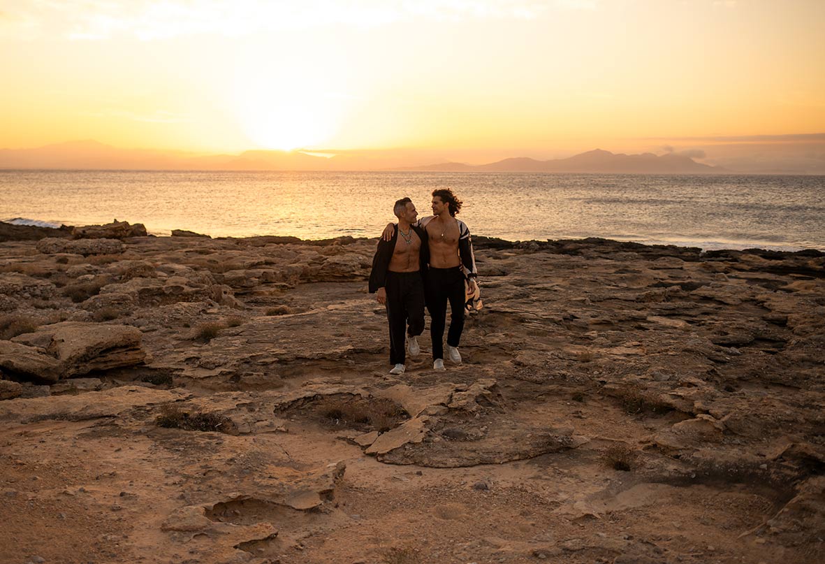 "alt"fotografo pedida de mano en mallorca caminando juntos"