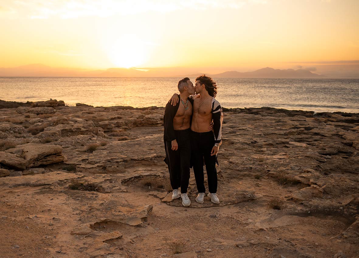 "alt"fotografo pedida de mano en mallorca beso puesta sol"