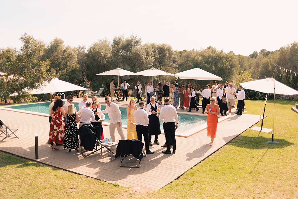 "alt"boda en finca las barracas mallorca piscina coctel"