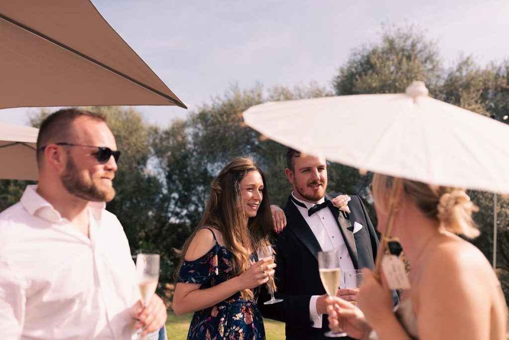 "alt"boda en finca las barracas mallorca coctel pareja invitados"