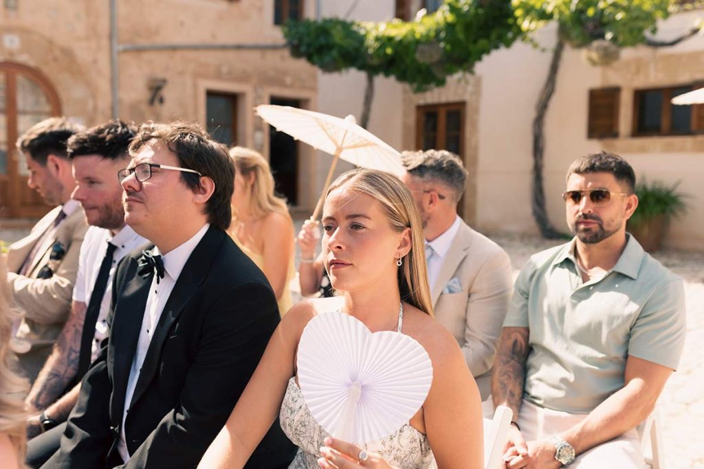 "alt"boda en finca las barracas mallorca atendiendo ceremonia"