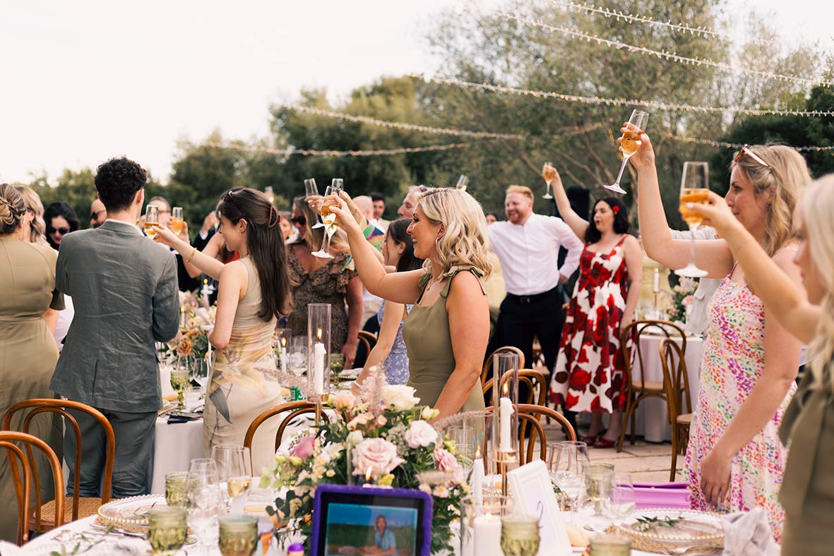 "alt"boda en finca las barracas mallorca brindis vino"