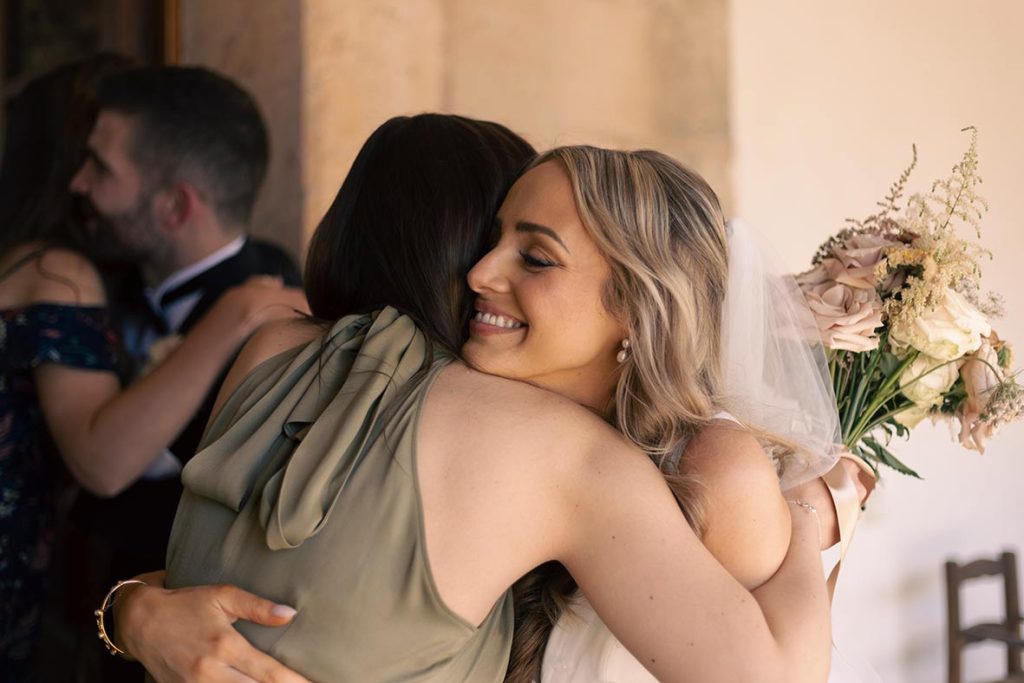 "alt"boda en finca las barracas mallorca abrazos bridesmaids"