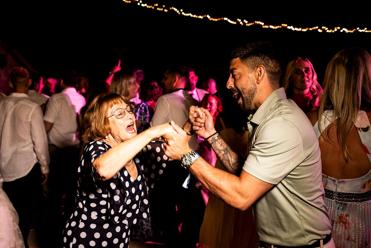 "alt"boda en finca las barracas mallorca abuela bailando"