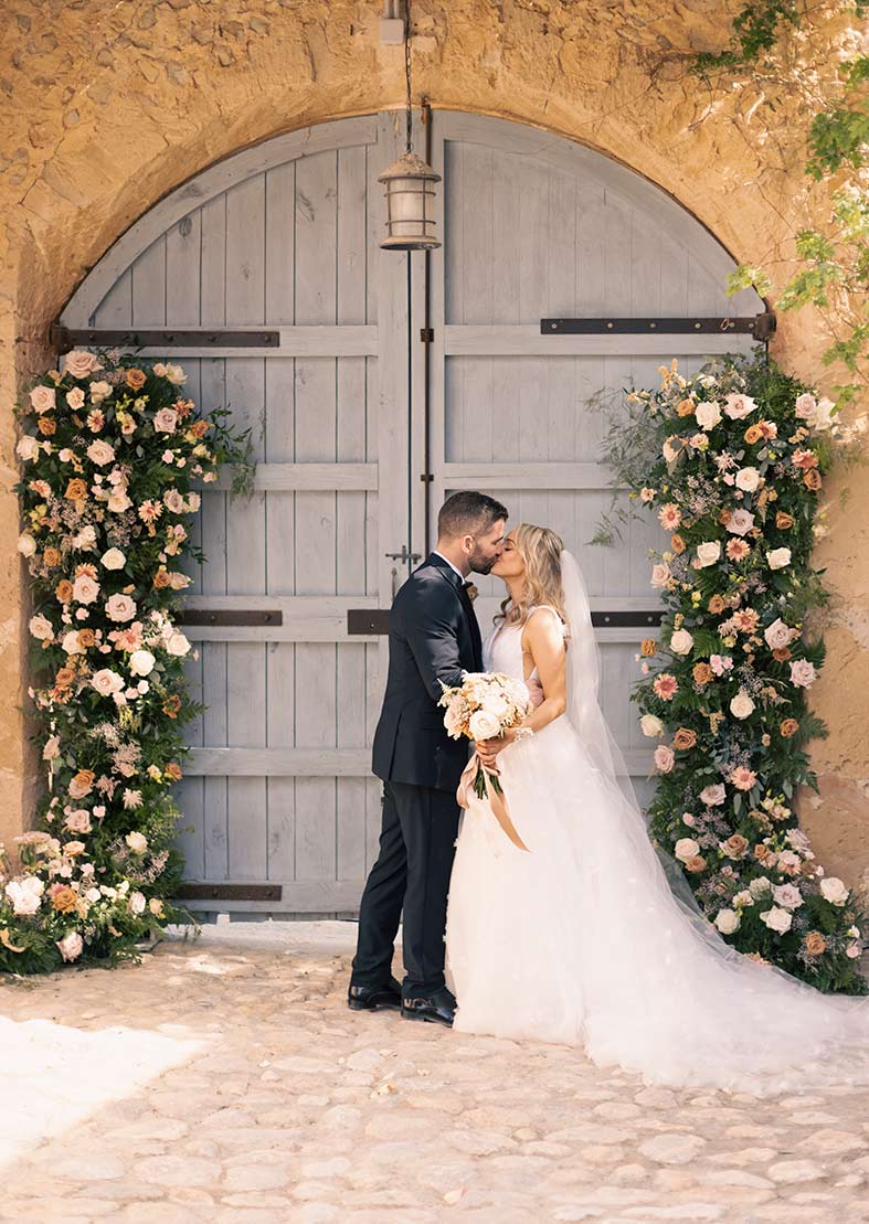 "alt"boda en finca las barracas mallorca fotos pareja puerta"