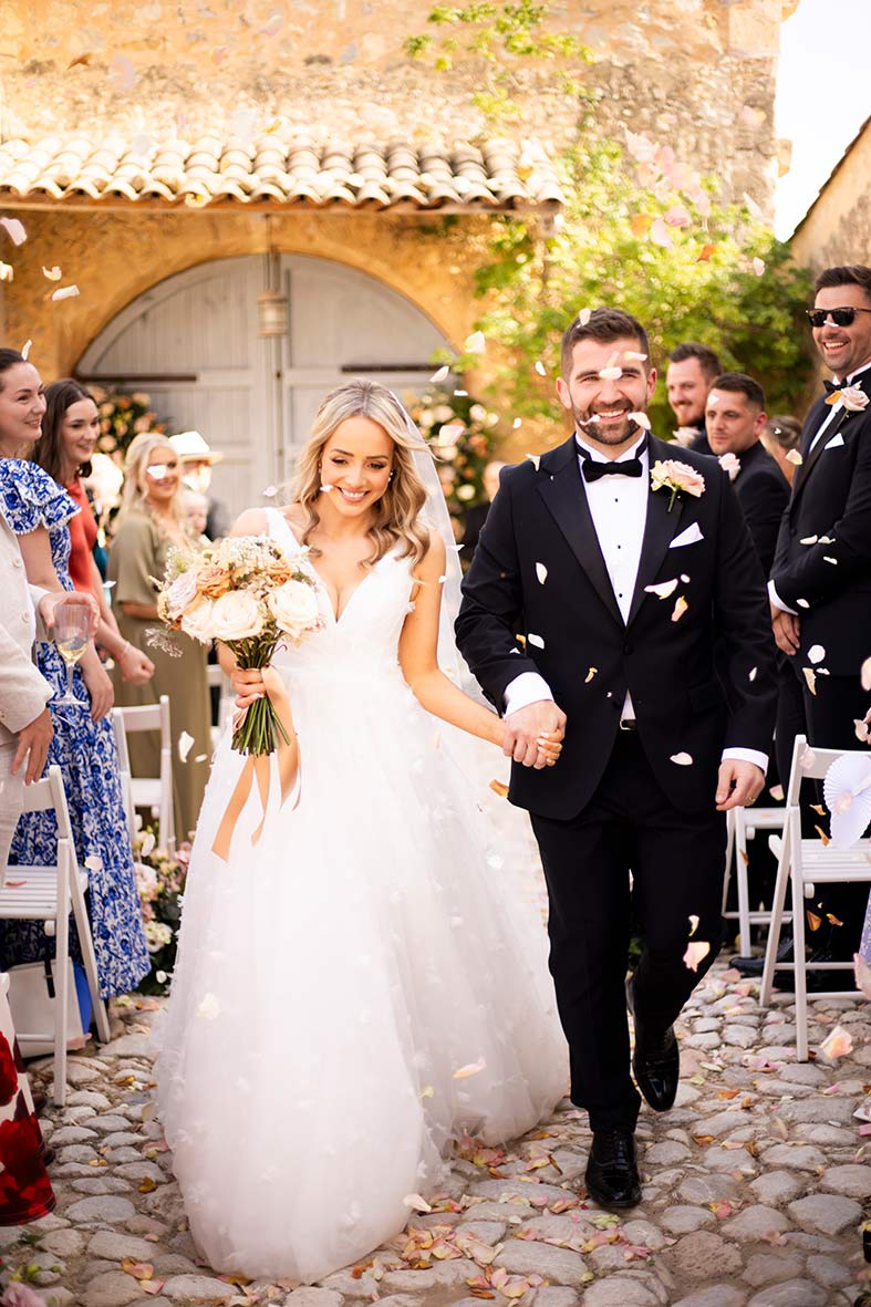 "alt"boda en finca las barracas mallorca salida petalos"