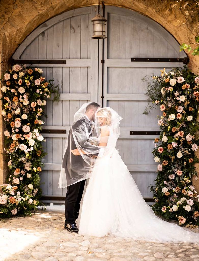 "alt"boda en finca las barracas mallorca abrazo velo puerta"