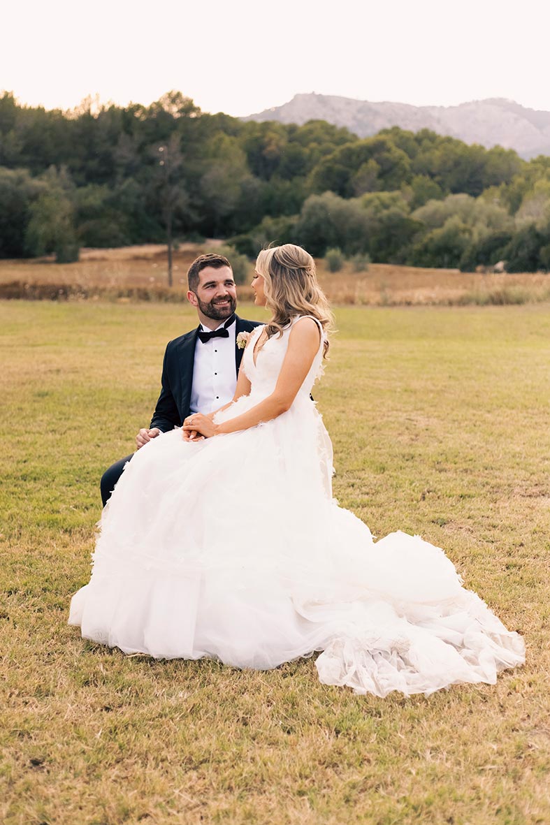 "alt"boda en finca las barracas mallorca sentada encima"