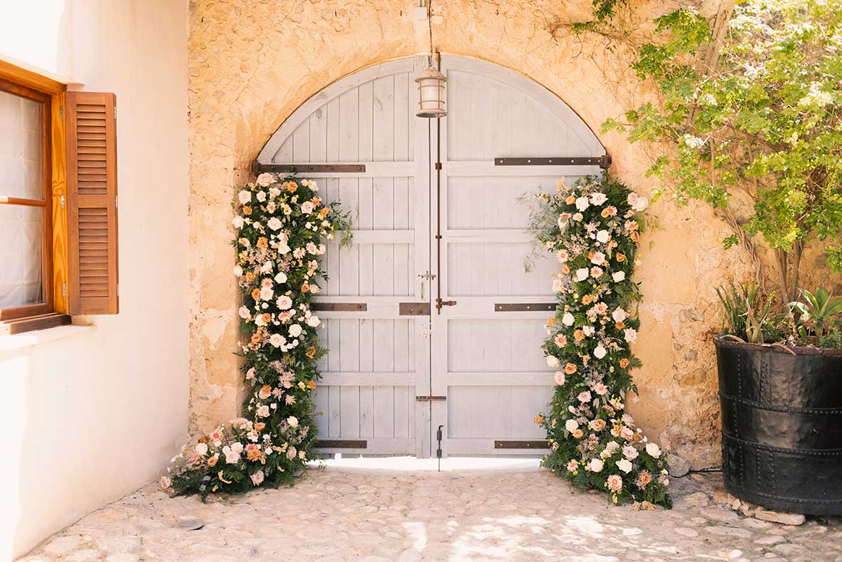 "alt"boda en finca las barracas mallorca porton con flores"