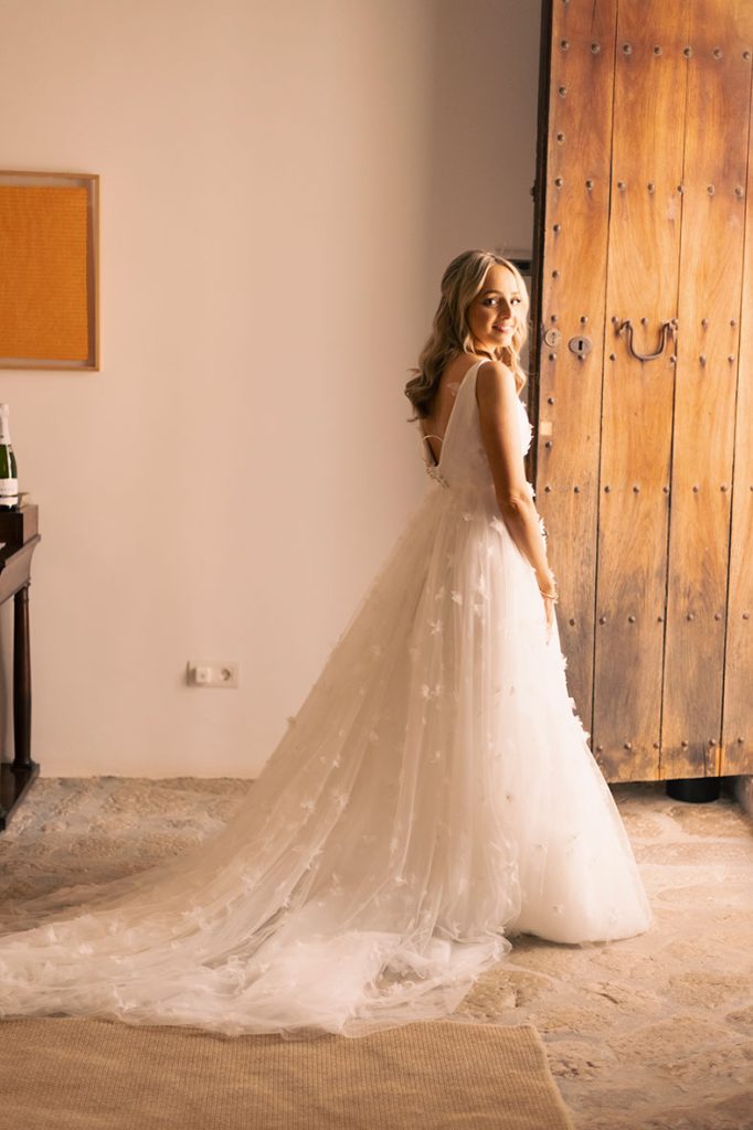 "alt"boda en finca las barracas mallorca novia con vestido"