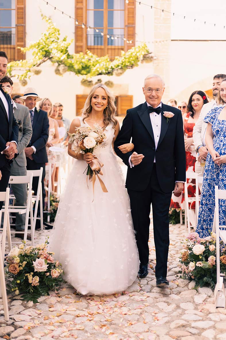 "alt"boda en finca las barracas mallorca entrada ceremonia novia"