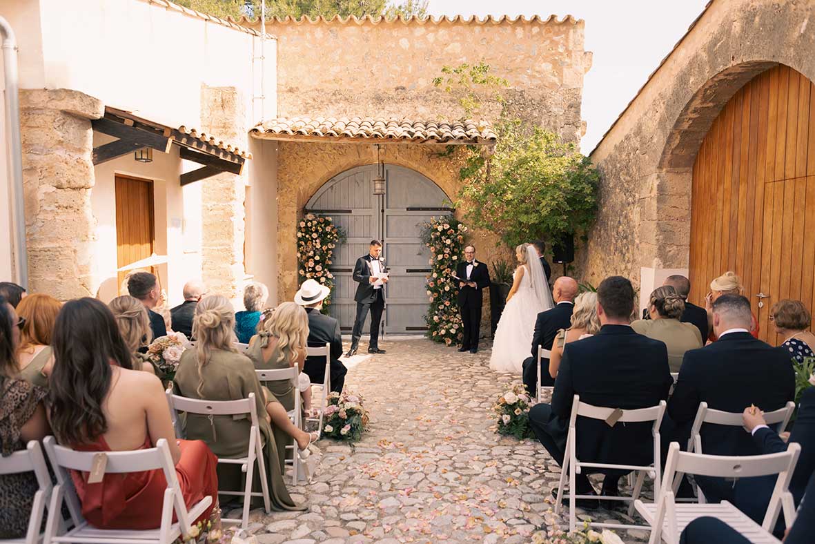 "alt"boda en finca las barracas mallorca ceremonia vista desde atras"