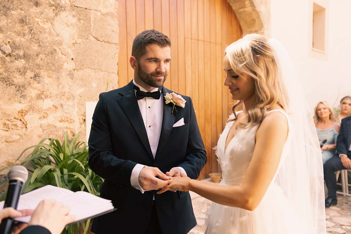 "alt"boda en finca las barracas mallorca poniendo anillos"