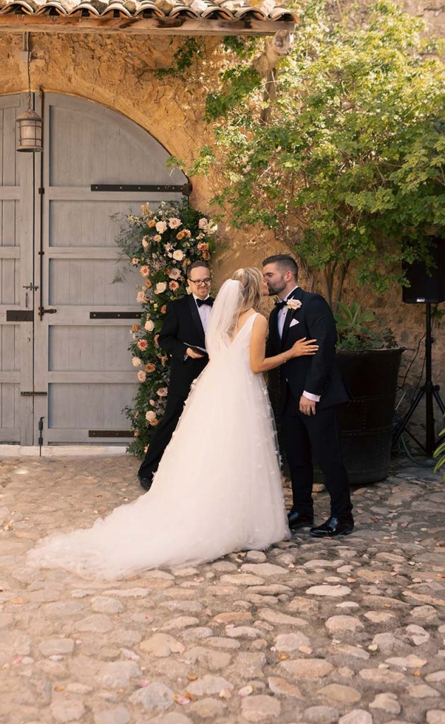 "alt"boda en finca las barracas mallorca beso ceremonia"