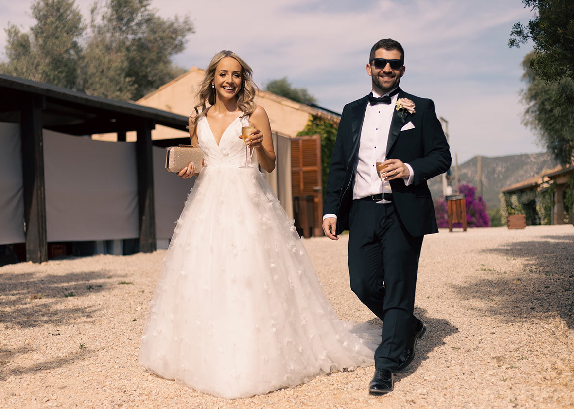 "alt"boda en finca las barracas mallorca entrada novios coctel"