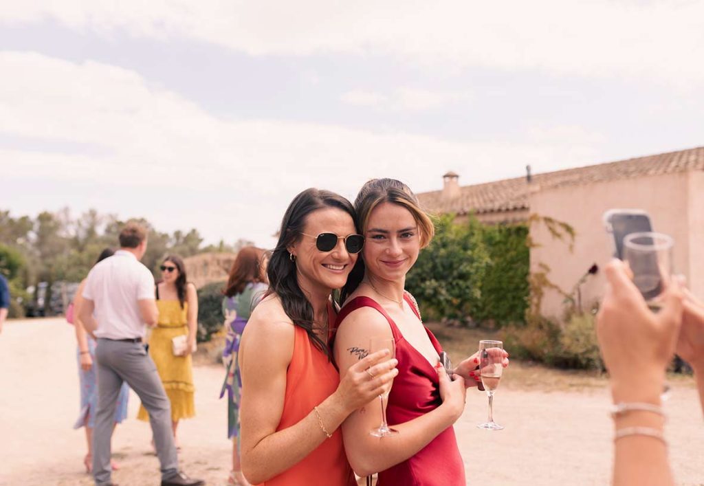 "alt"fotografo de boda lgtb en mallorca pareja invitadas"