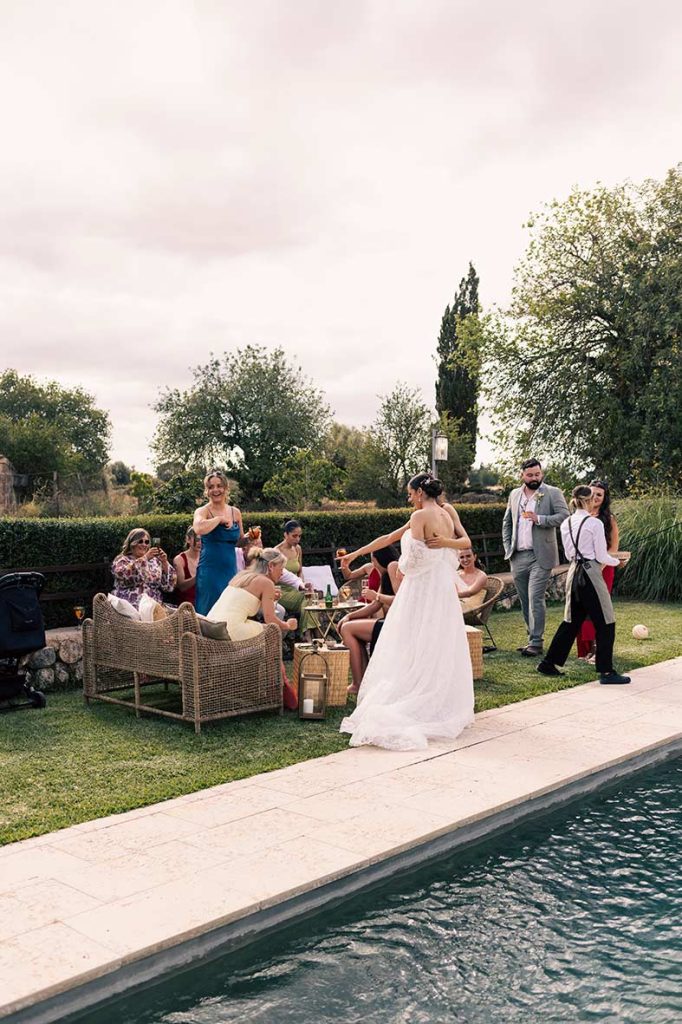 "alt"fotografo de boda lgtb en mallorca novia piscina"