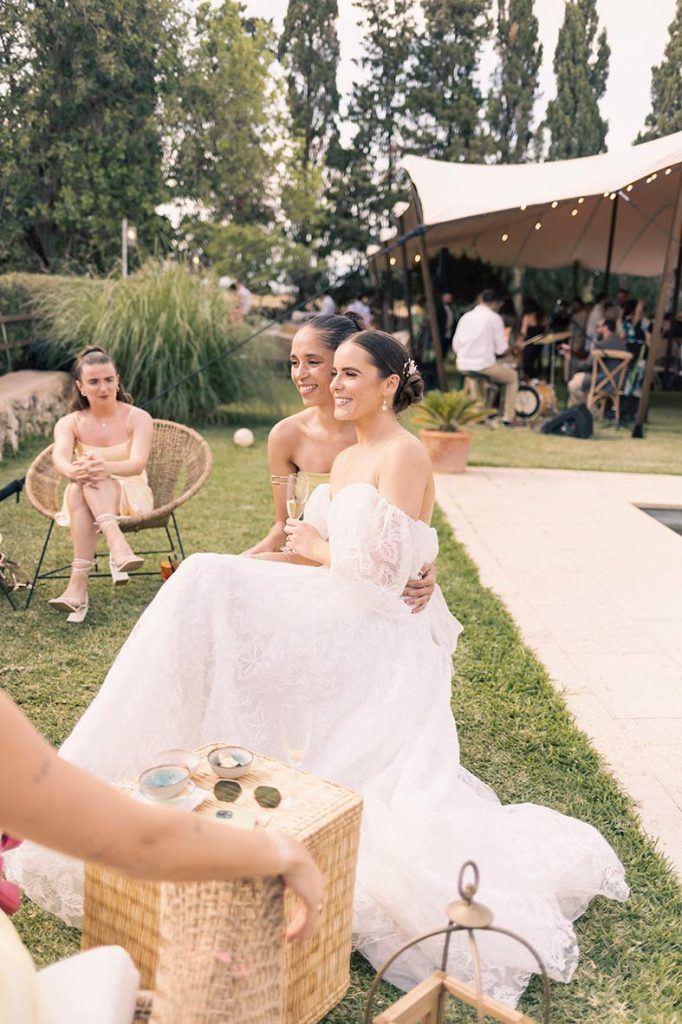 "alt"fotografo de boda lgtb en mallorca novia con amigas coctel"