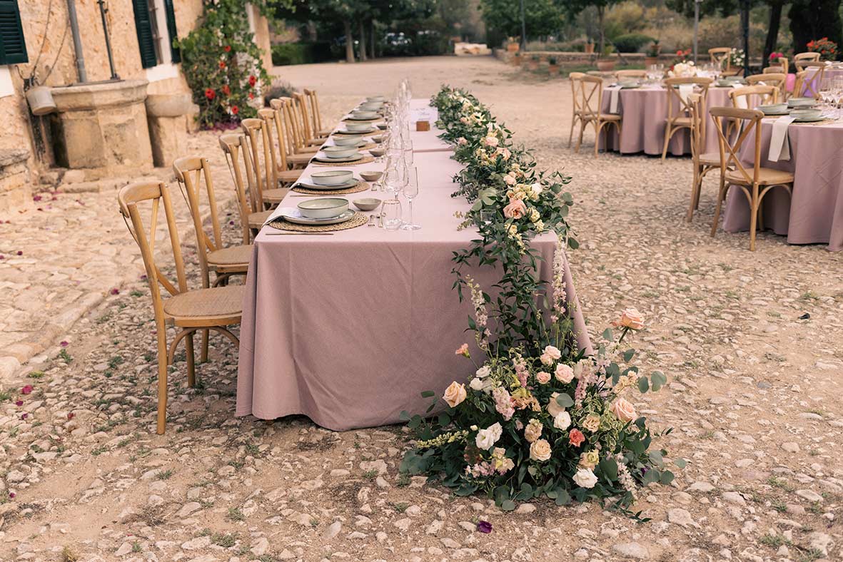 "alt"fotografo de boda lgtb en mallorca flores banquete"