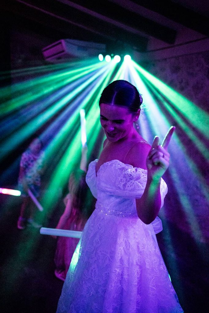 "alt"fotografo de boda lgtb en mallorca novia luces disco"