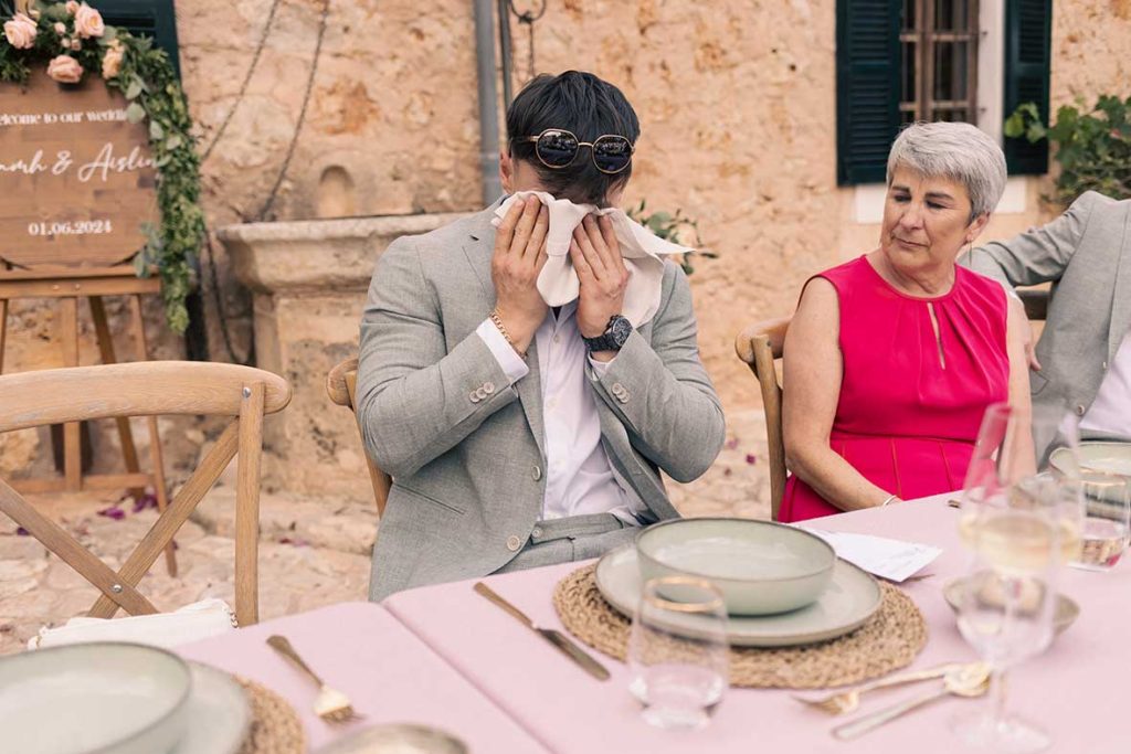 "alt"fotografo de boda lgtb en mallorca hermano emocionado"