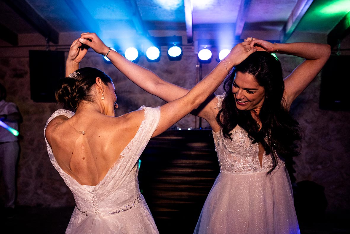 "alt"fotografo de boda lgtb en mallorca novias baile"