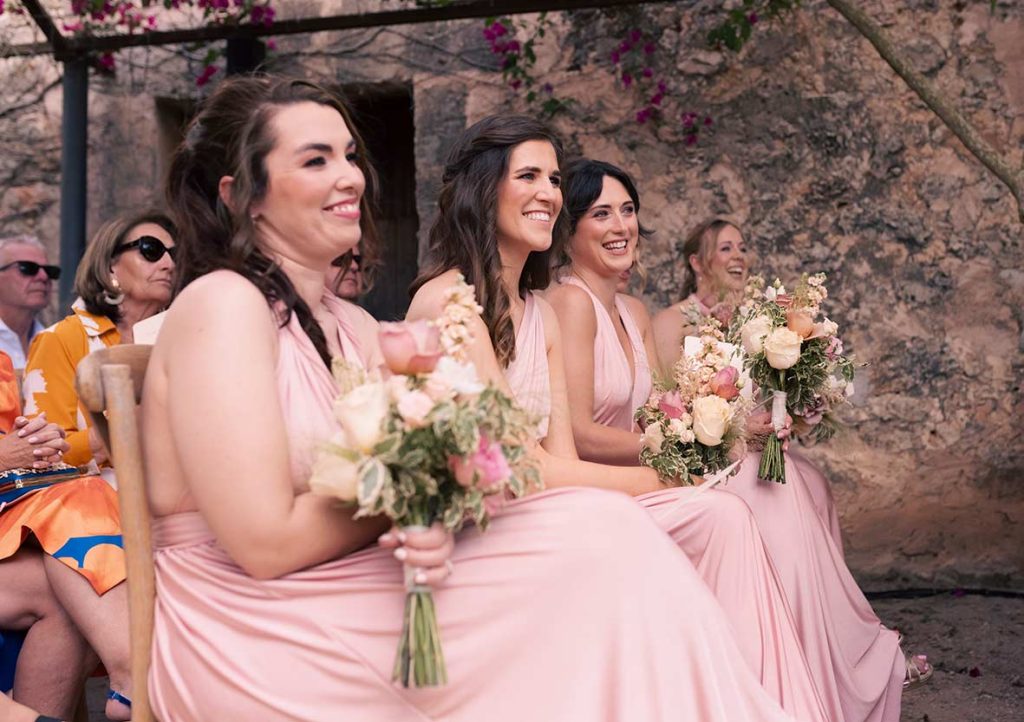 "alt"fotografo de boda lgtb en mallorca bridesmaids"