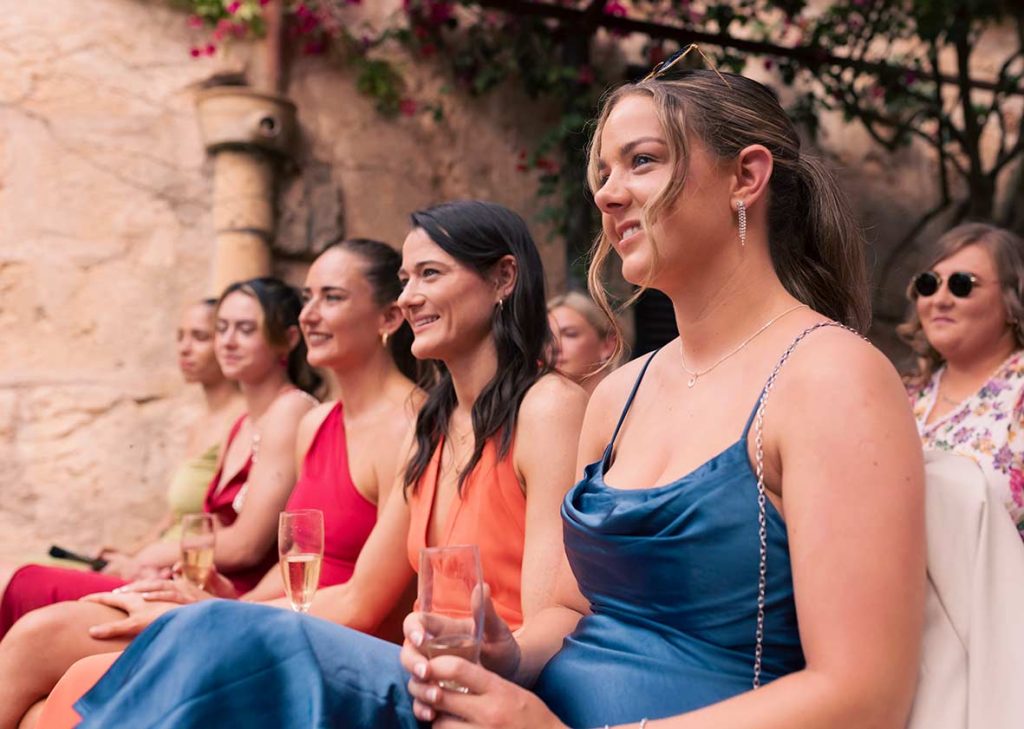 "alt"fotografo de boda lgtb en mallorca amigas ceremonia"