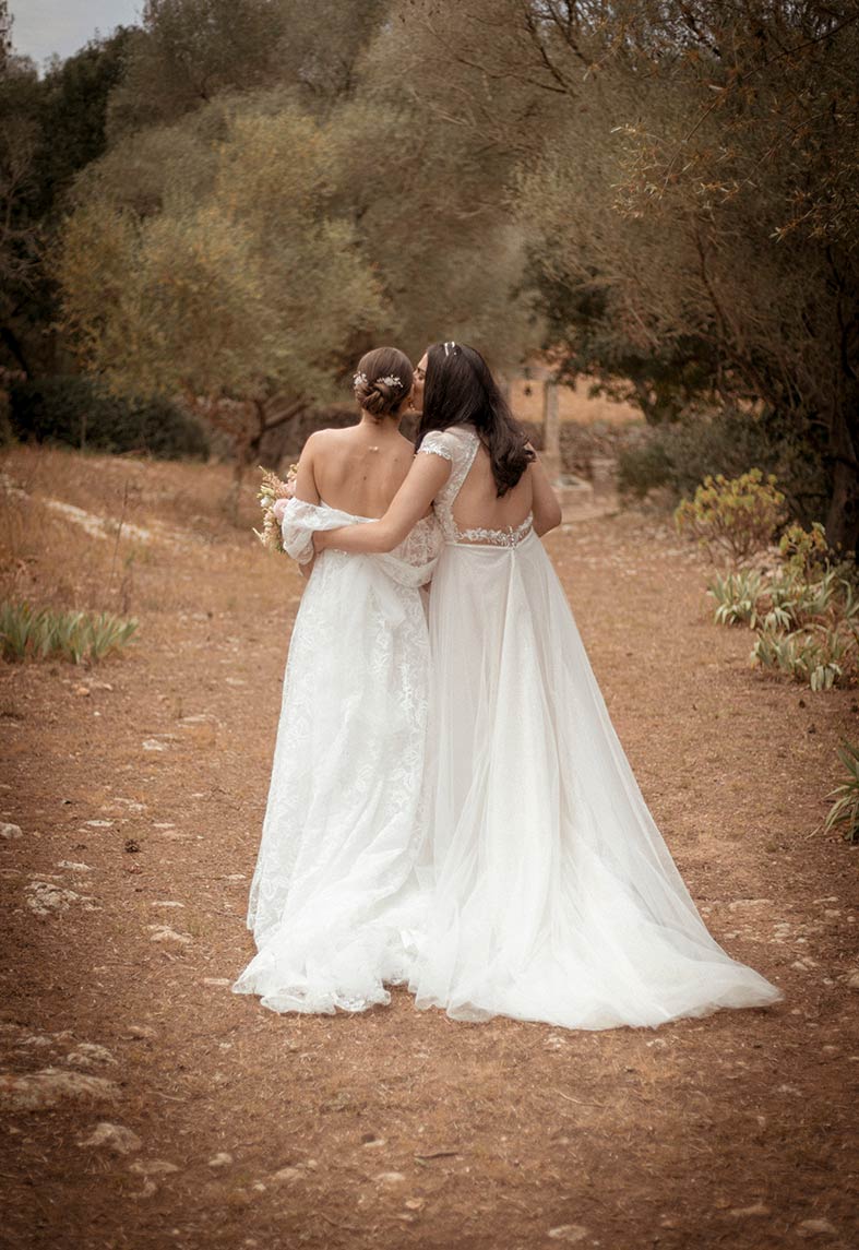 "alt"fotografo de boda lgtb en mallorca beso de espaldas"