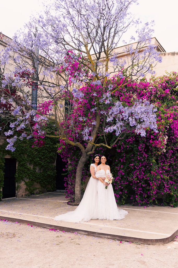 "alt"fotografo de boda lgtb en mallorca buganvilla mesquida nou"