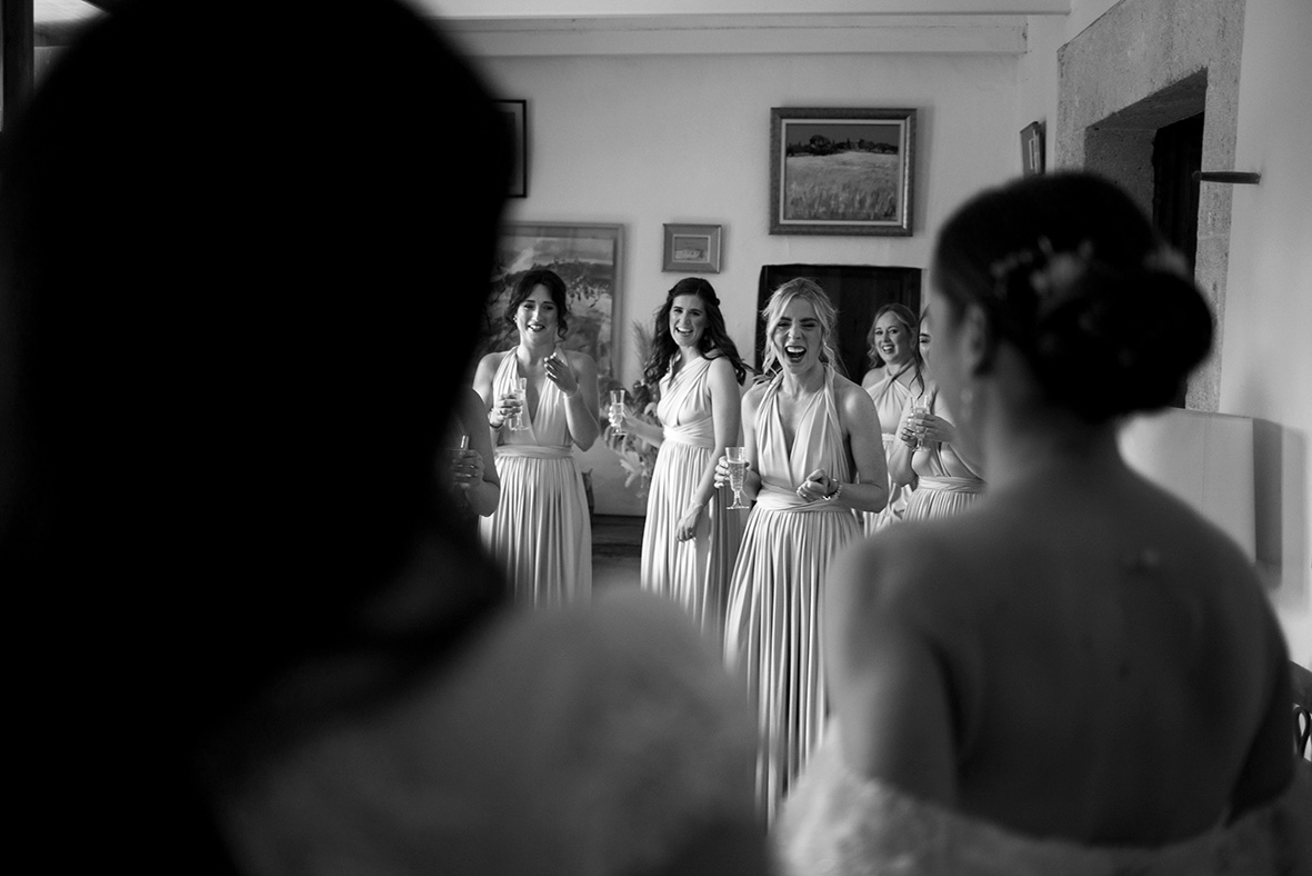 "alt"fotografo de boda lgtb en mallorca alegria bridesmaids"