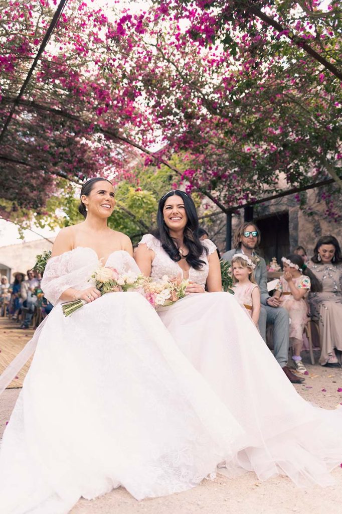 "alt"fotografo de boda lgtb en mallorca ceremonia risas"