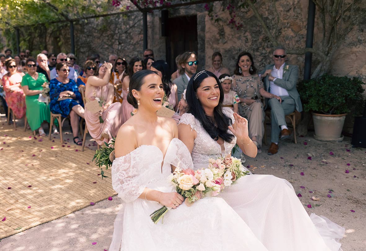 "alt"fotografo de boda lgtb en mallorca sentadas risas"