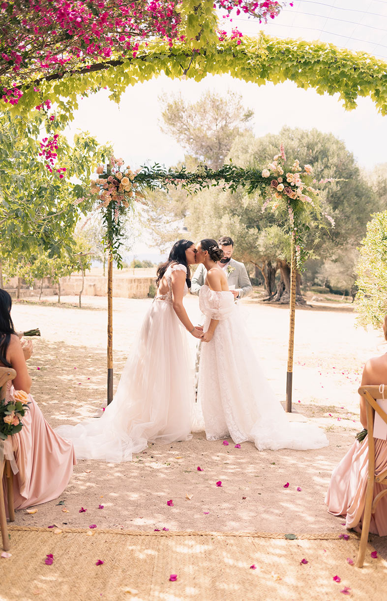 "alt"fotografo de boda lgtb en mallorca beso final"