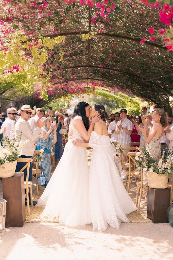 "alt"fotografo de boda lgtb en mallorca beso salida ceremonia"