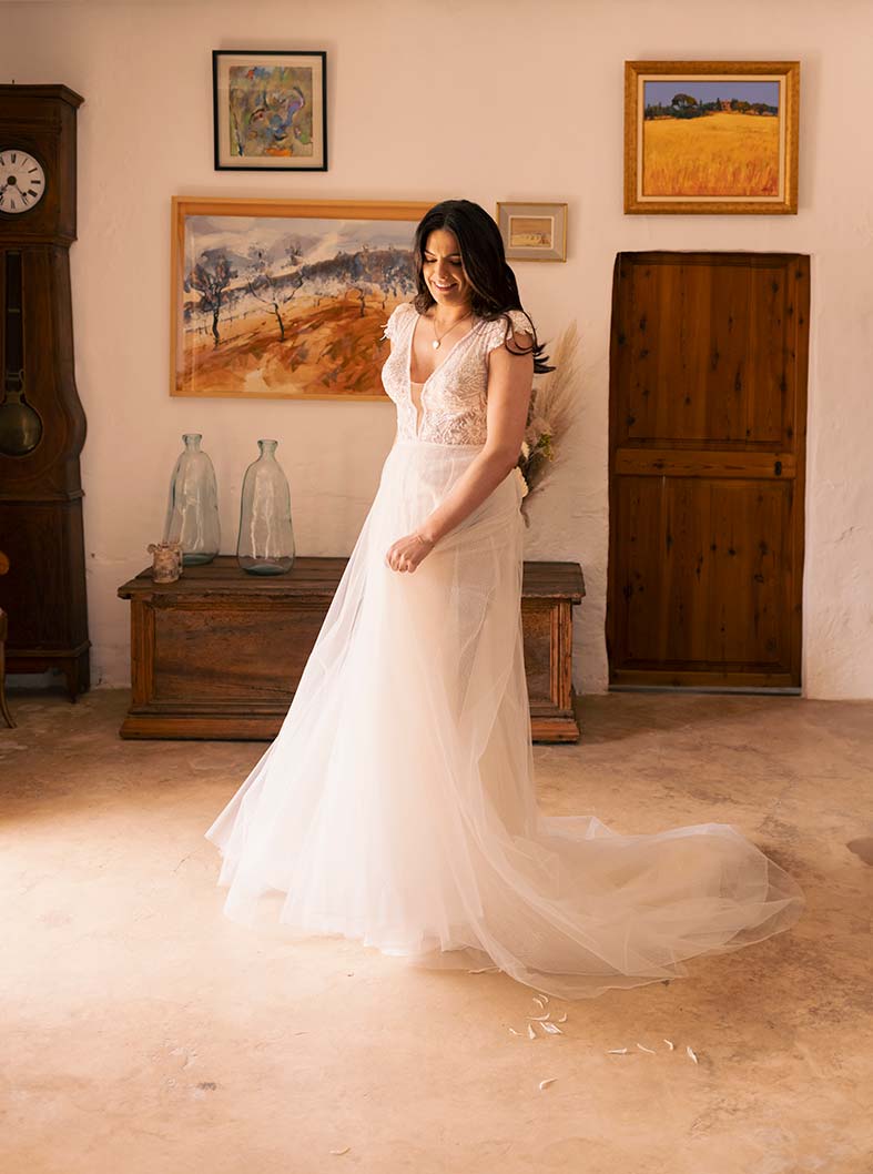 "alt"fotografo de boda lgtb en mallorca jugando con vestido"