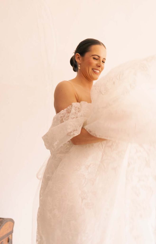 "alt"fotografo de boda lgtb en mallorca cola vestido"