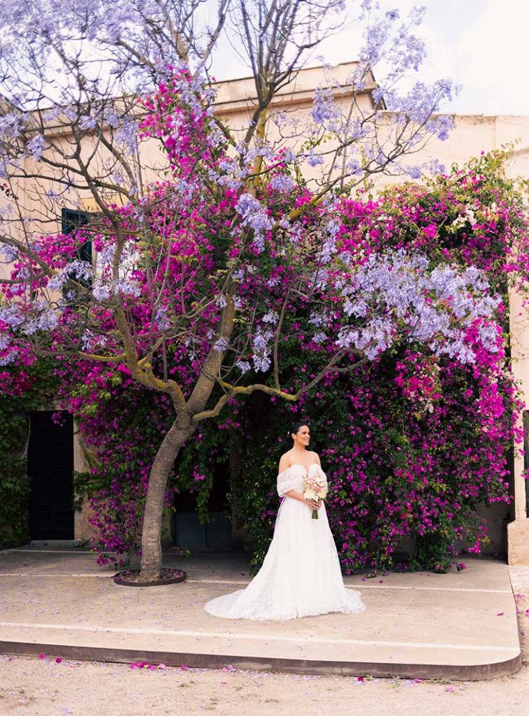 "alt"fotografo de boda lgtb en mallorca flores first look"