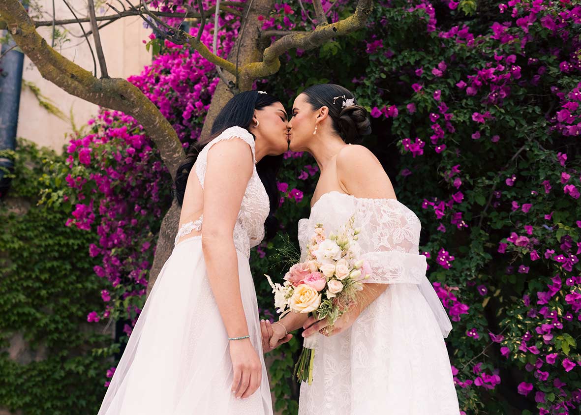 "alt"fotografo de boda lgtb en mallorca beso desde abajo"