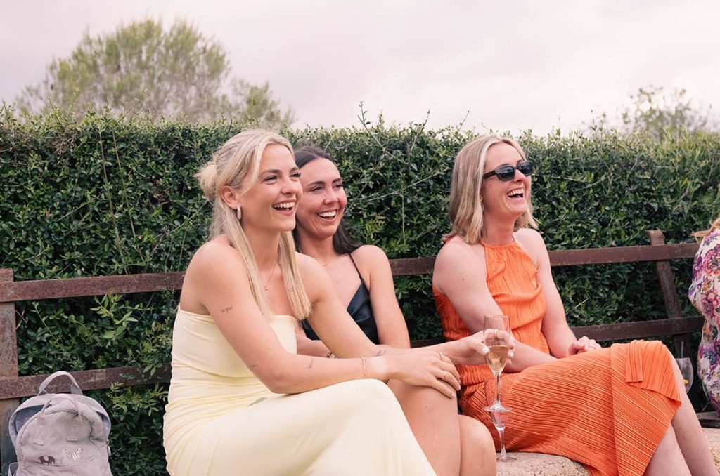 "alt"fotografo de boda lgtb en mallorca amigas coctel"