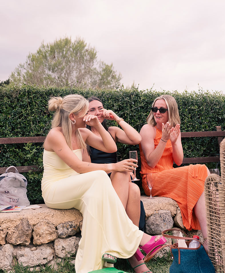 "alt"fotografo de boda lgtb en mallorca amigas emocionadas"